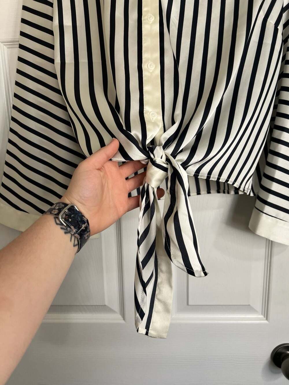 Vince Camuto Striped Tie-Front Bell Sleeve Blouse Size 1X - Picture 3 of 6